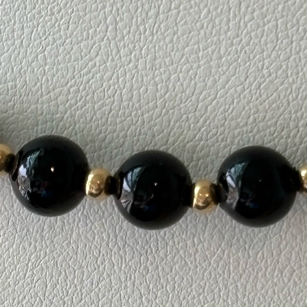 Vintage black beaded necklace / small gold beads in between/ 17 in length - Picture 3 of 7